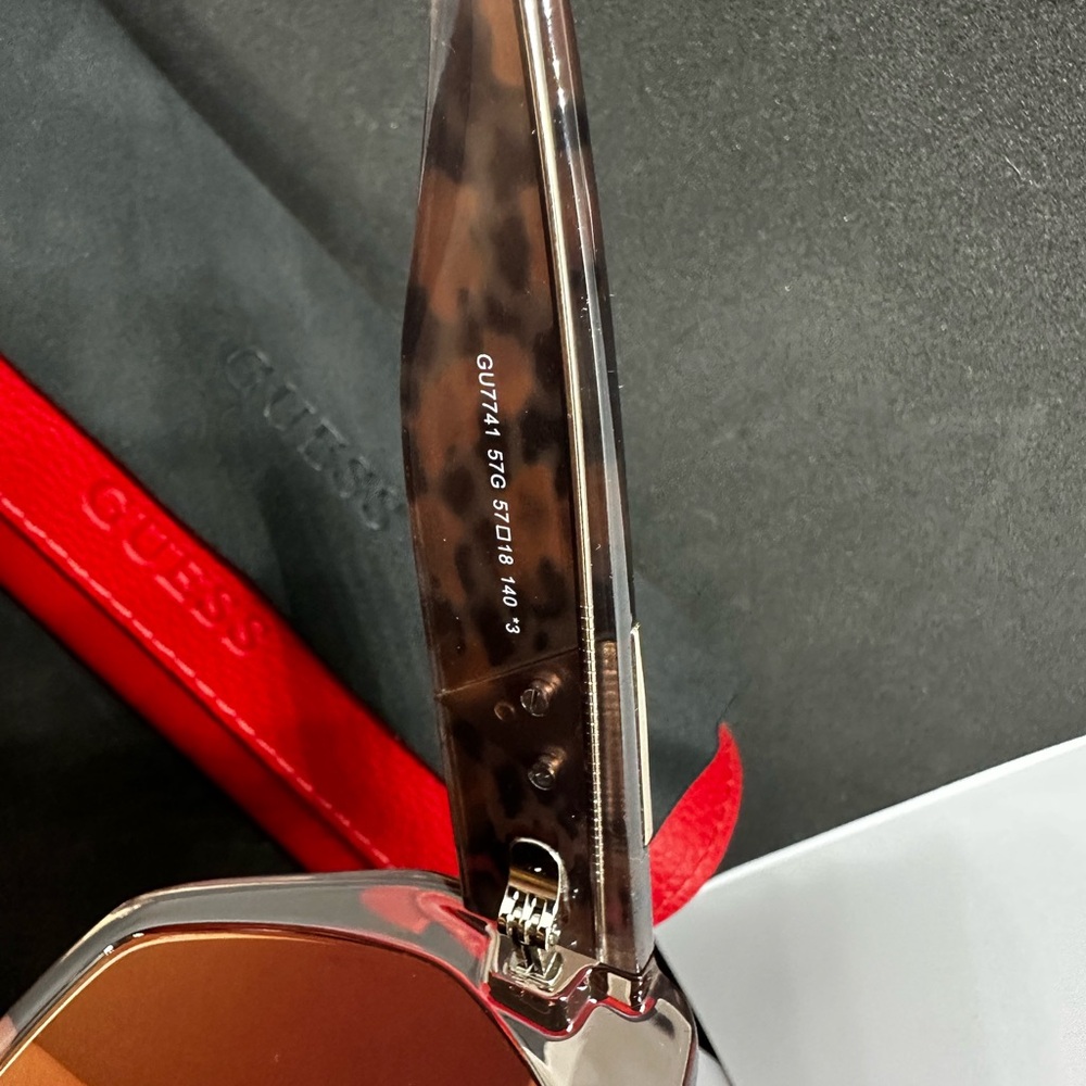 Guess Sunglasses with Red Case and Brown Gradient Lenses Leopard print. - Picture 4 of 7
